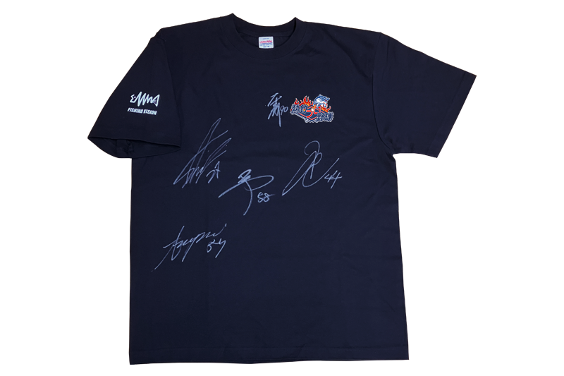 横浜DeNAベイスターズ　直筆サイン入りTシャツ