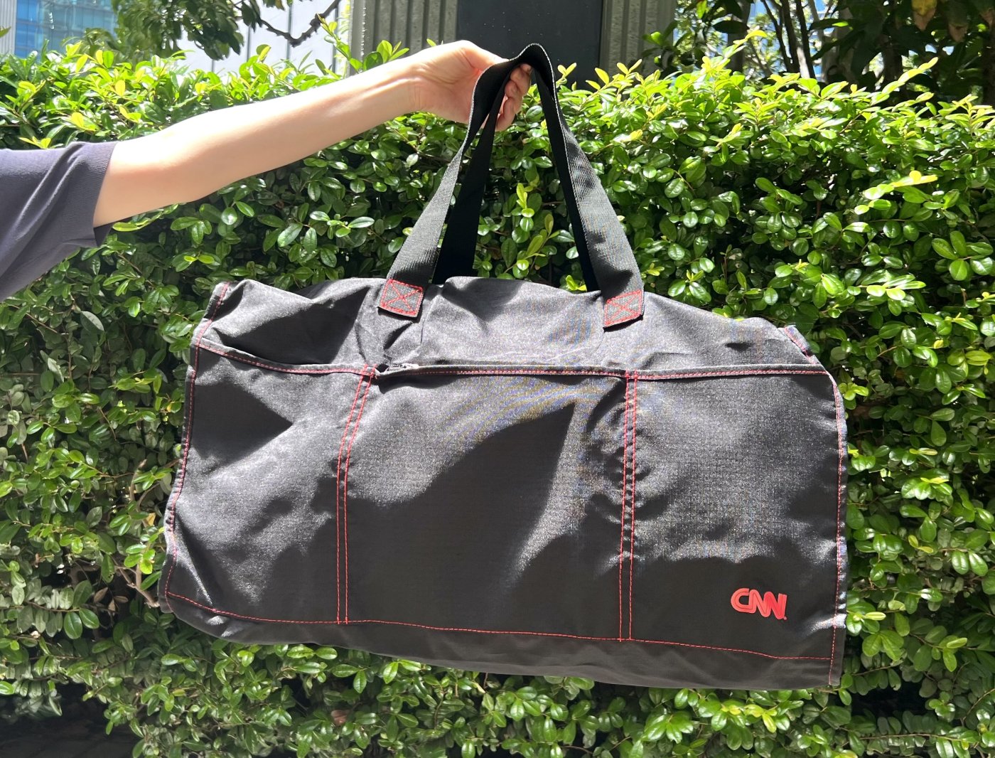 多くの荷物を収納できて軽量。旅に便利なCNNロゴ入りダッフルバッグをプレゼント！